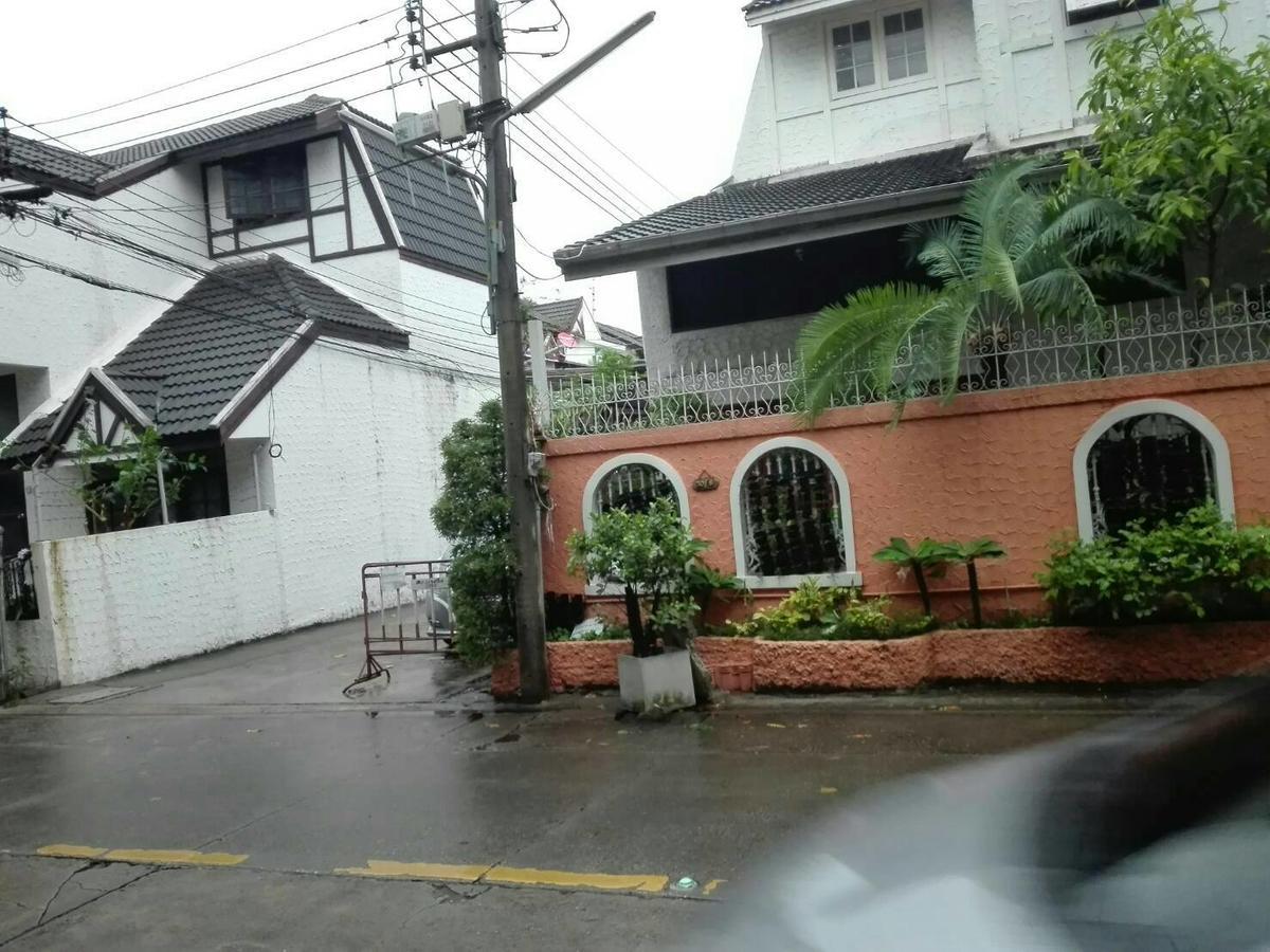 Baan Paan Sook Unitato Hostel Bangkok Bagian luar foto