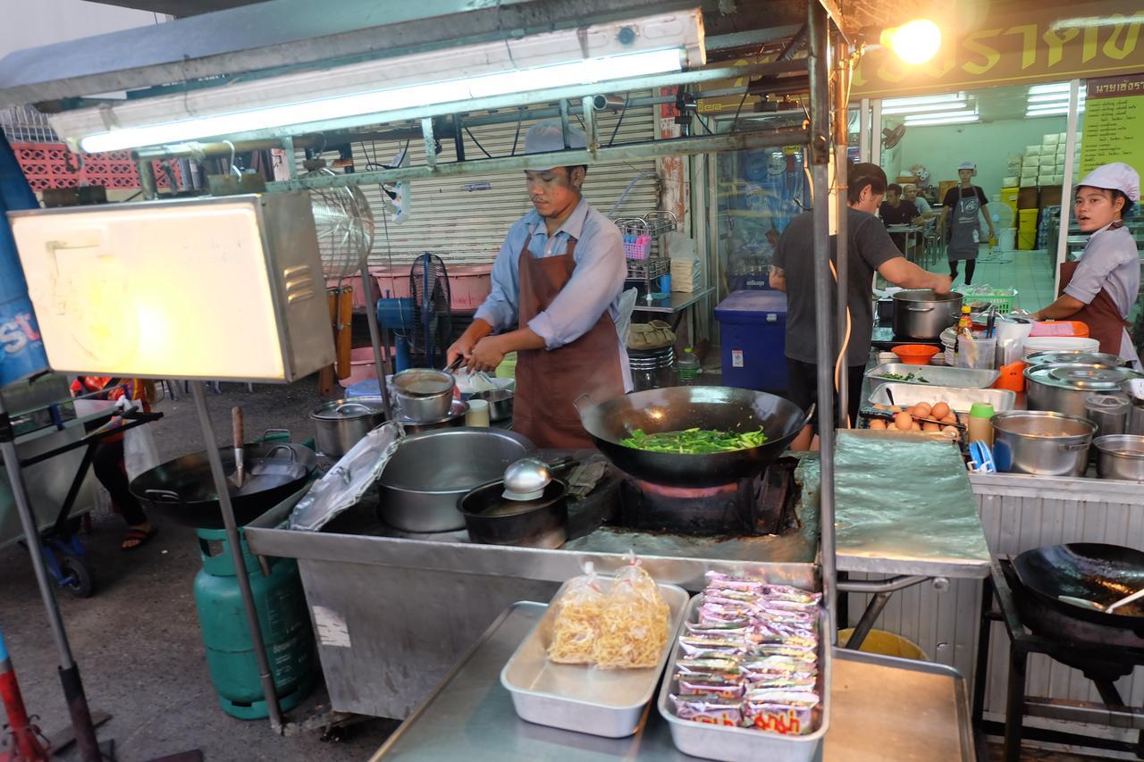 Baan Paan Sook Unitato Hostel Bangkok Bagian luar foto