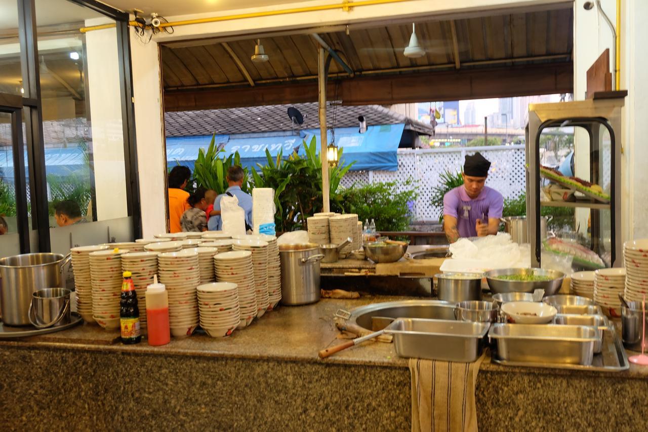 Baan Paan Sook Unitato Hostel Bangkok Bagian luar foto