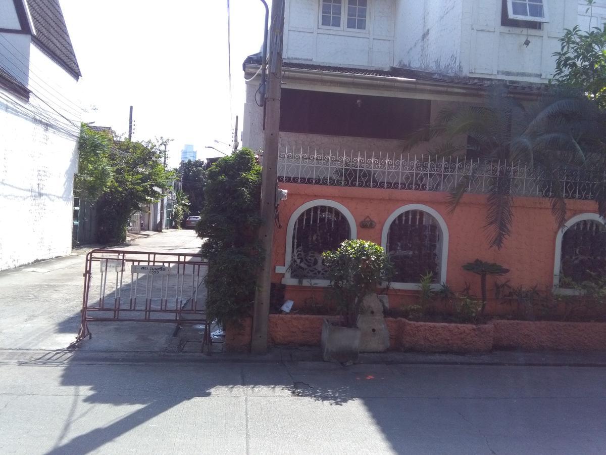 Baan Paan Sook Unitato Hostel Bangkok Bagian luar foto