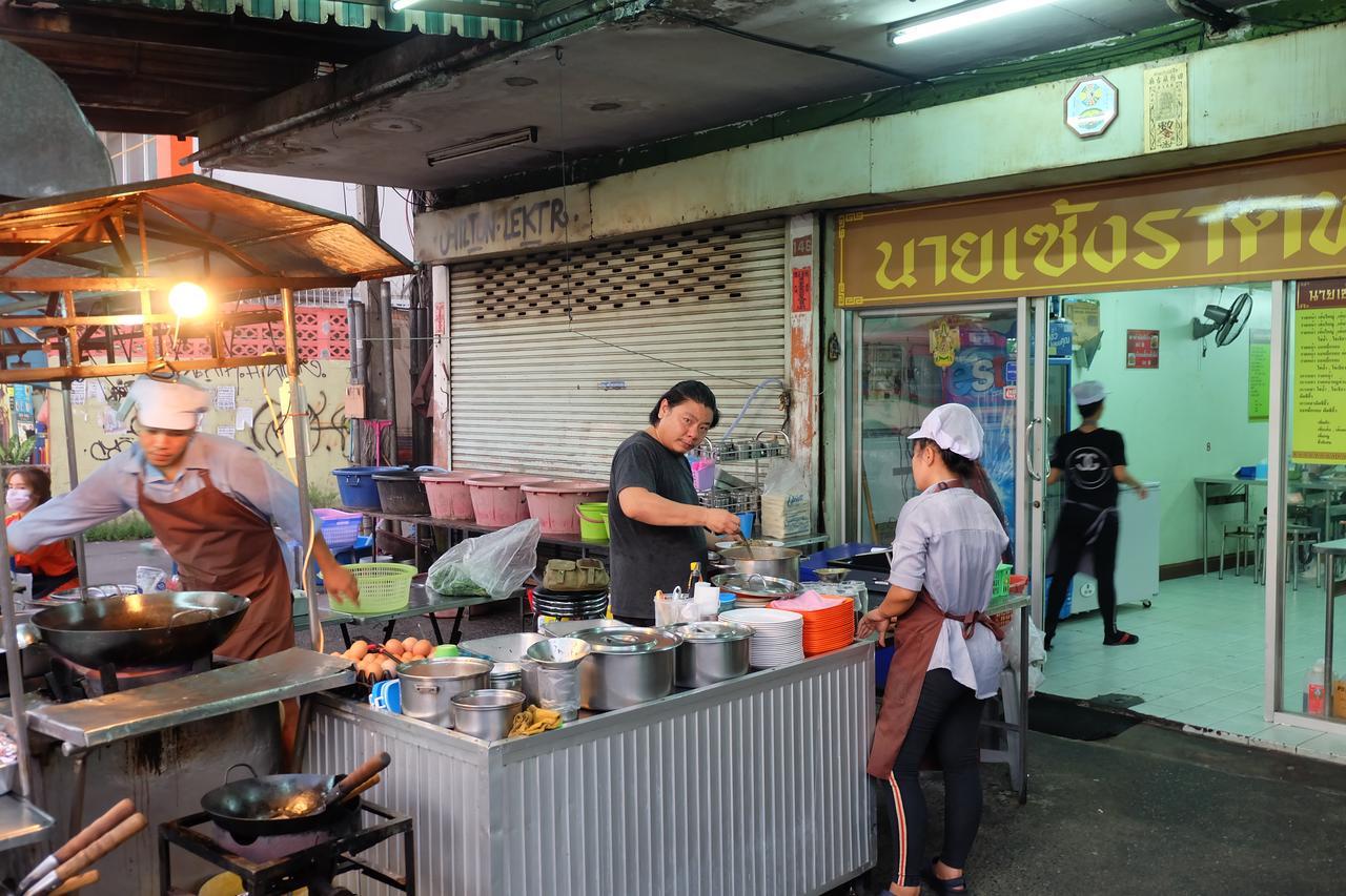 Baan Paan Sook Unitato Hostel Bangkok Bagian luar foto