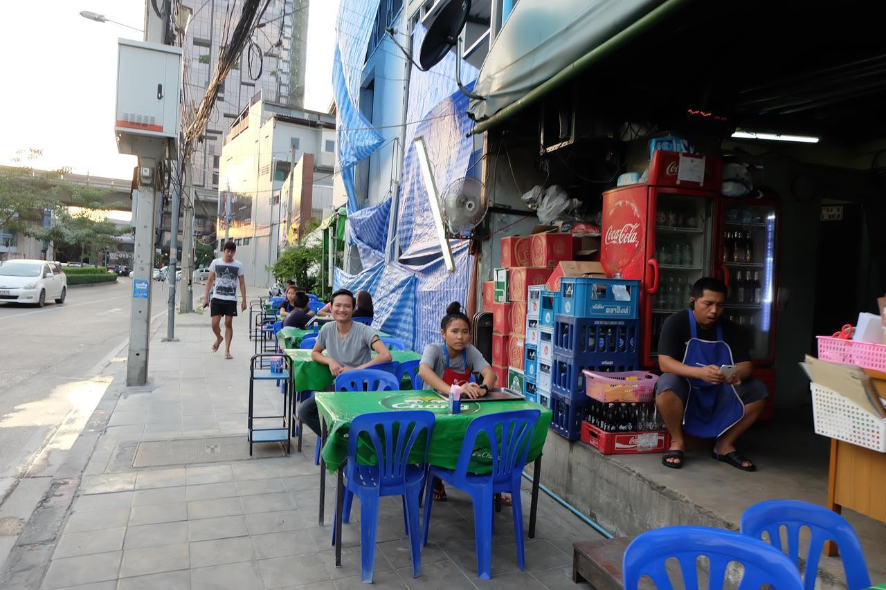 Baan Paan Sook Unitato Hostel Bangkok Bagian luar foto