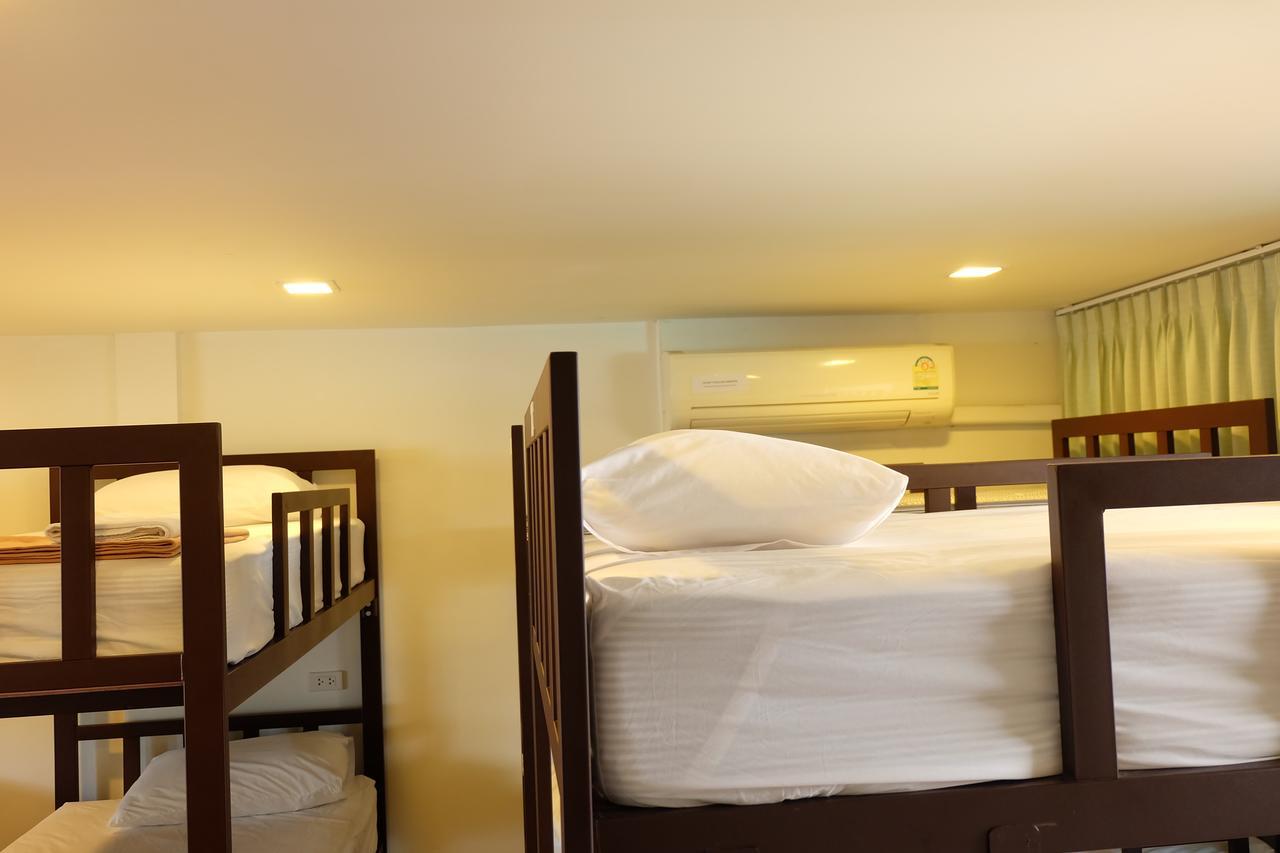 Baan Paan Sook Unitato Hostel Bangkok Bagian luar foto