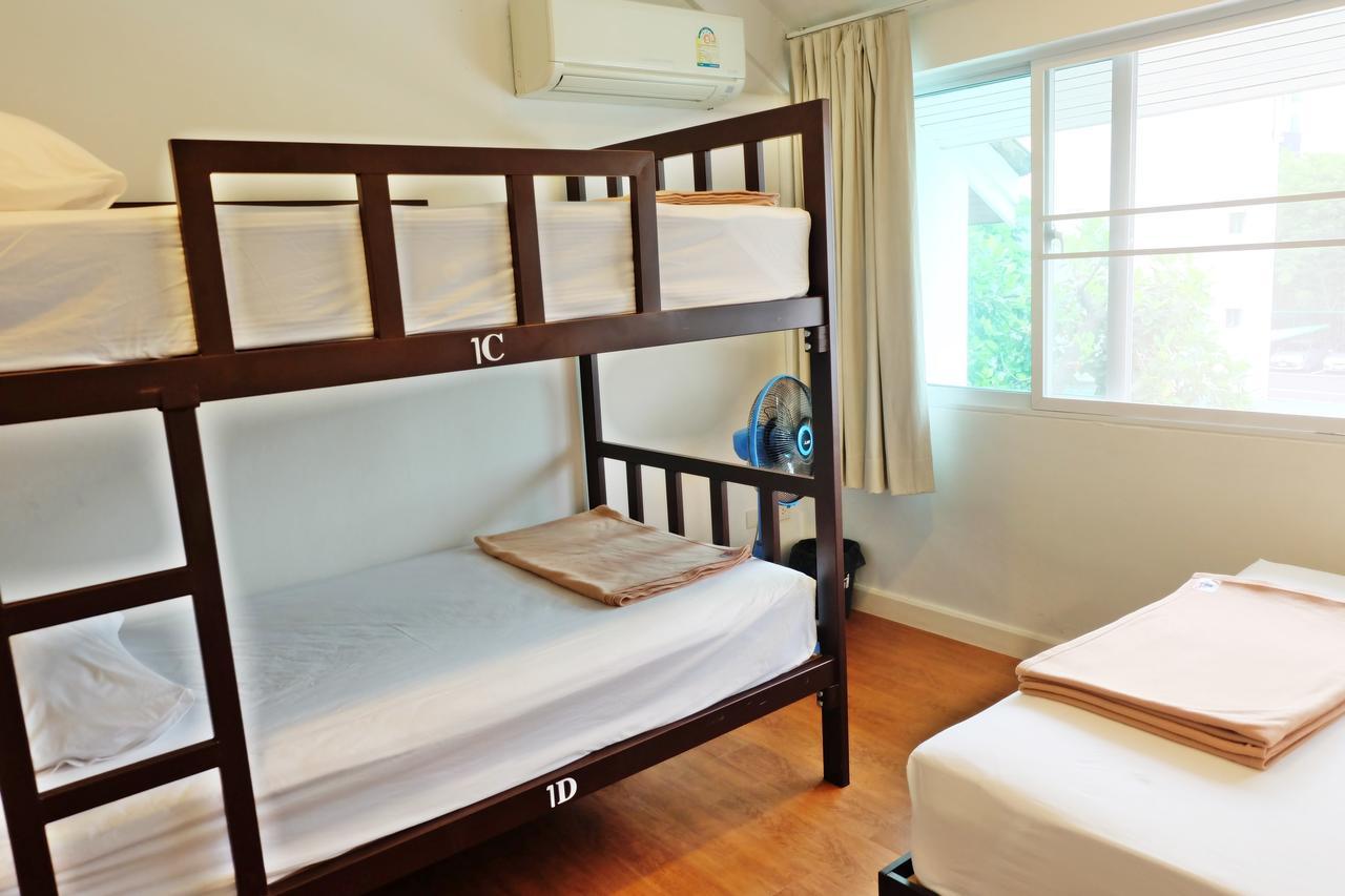 Baan Paan Sook Unitato Hostel Bangkok Bagian luar foto