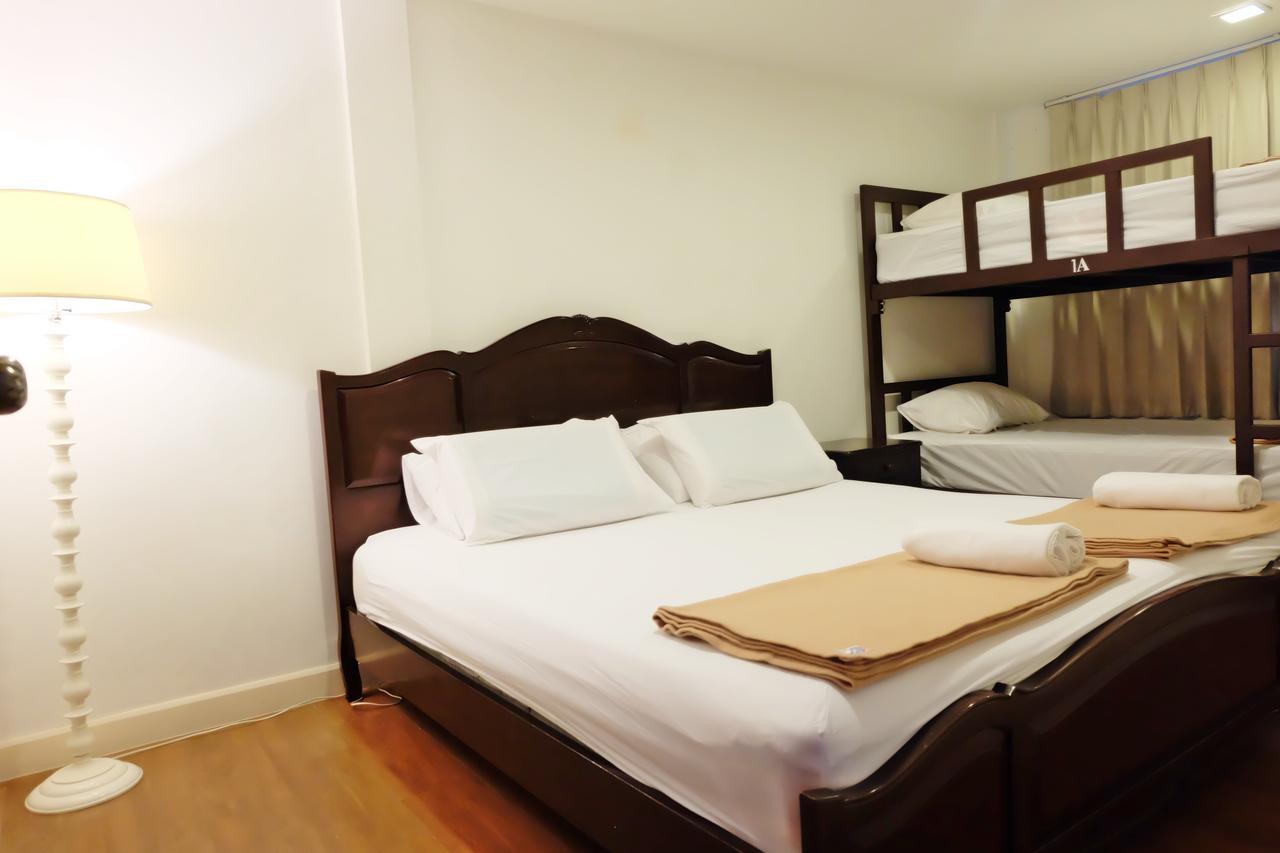 Baan Paan Sook Unitato Hostel Bangkok Bagian luar foto