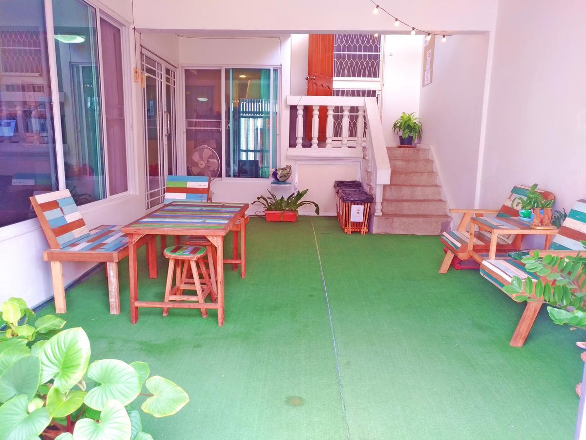 Baan Paan Sook Unitato Hostel Bangkok Bagian luar foto