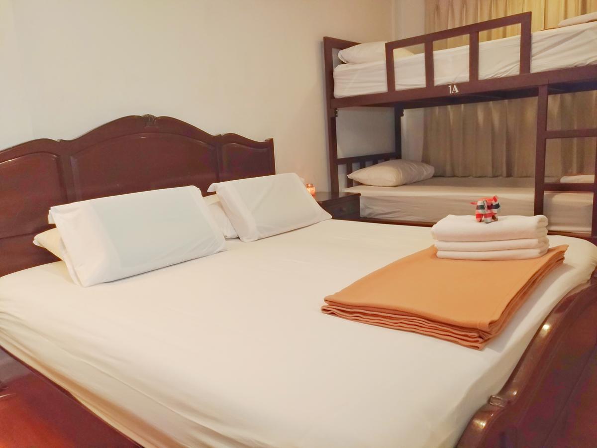 Baan Paan Sook Unitato Hostel Bangkok Bagian luar foto