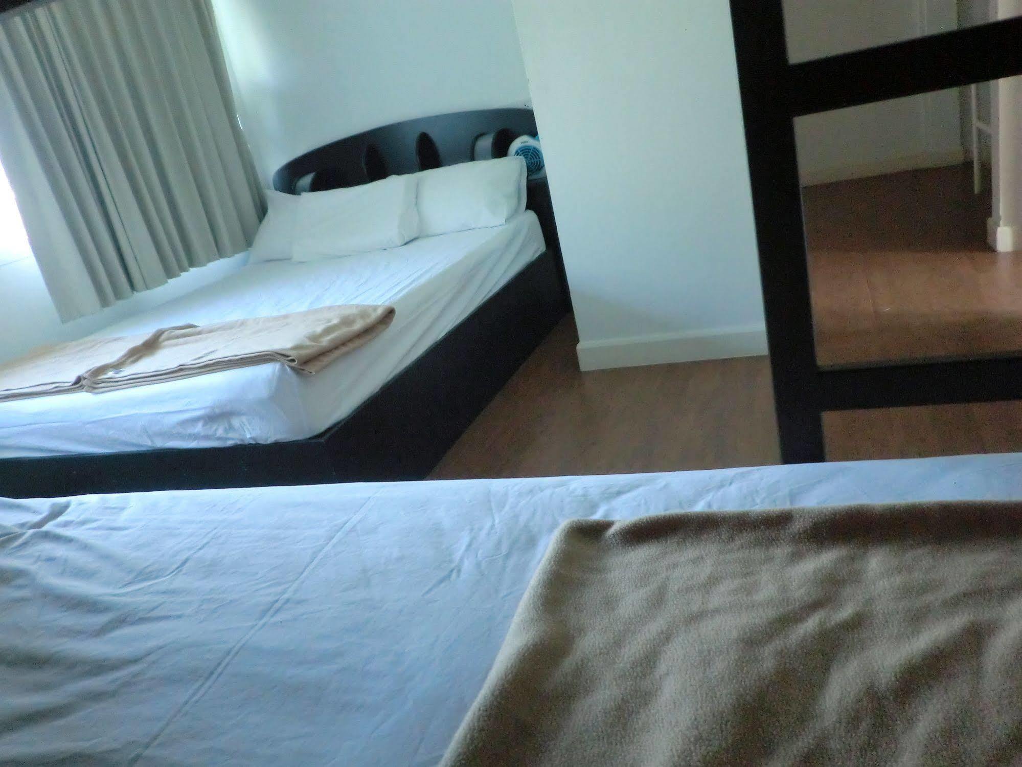 Baan Paan Sook Unitato Hostel Bangkok Bagian luar foto