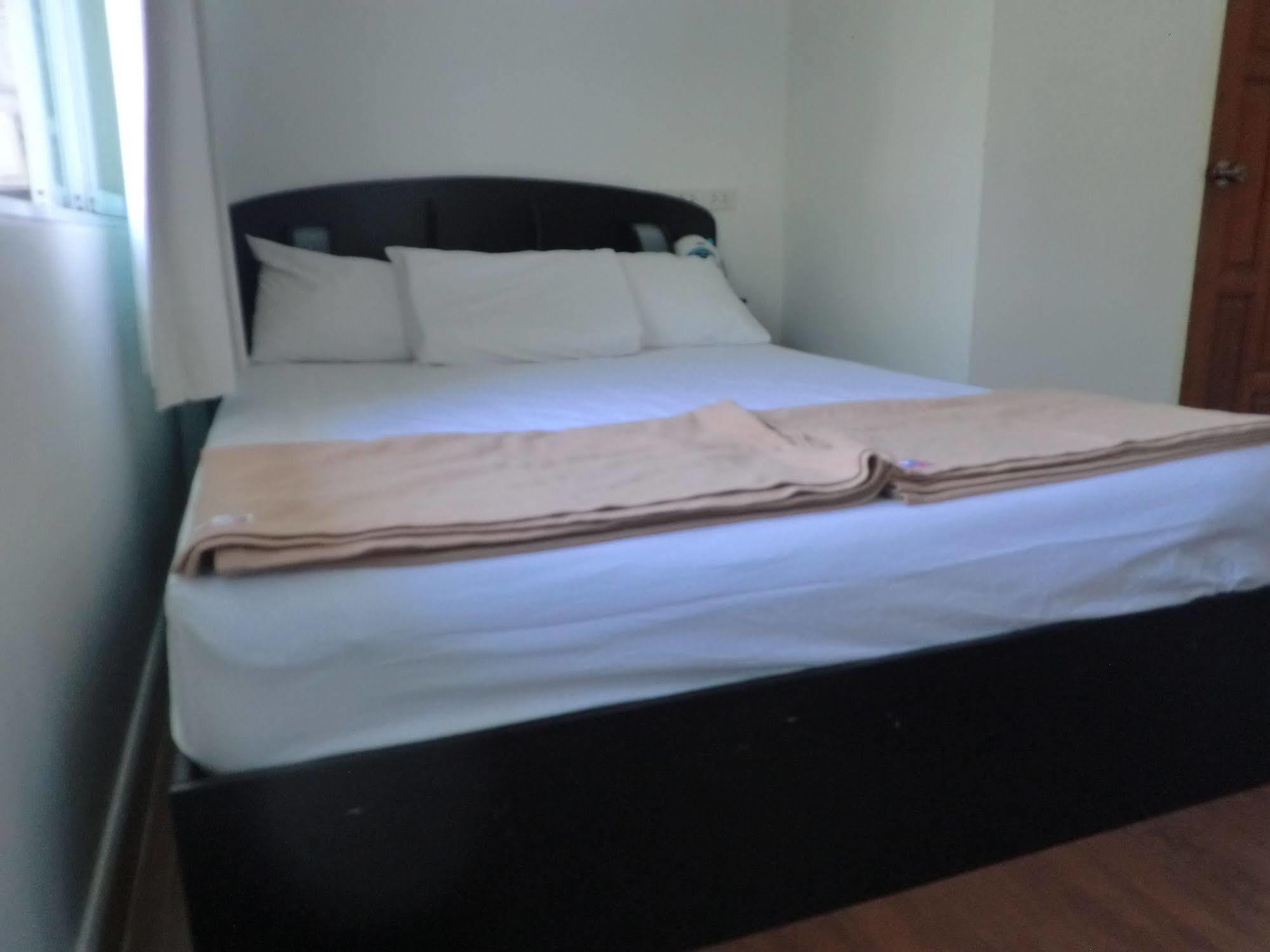 Baan Paan Sook Unitato Hostel Bangkok Bagian luar foto