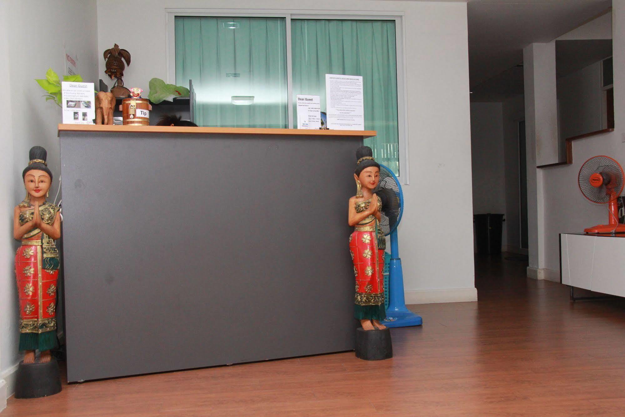 Baan Paan Sook Unitato Hostel Bangkok Bagian luar foto